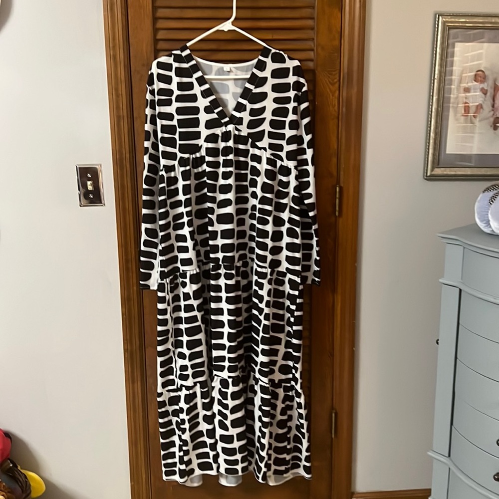Women’s maxi dress size Large black and white long sleeve. No brand. New